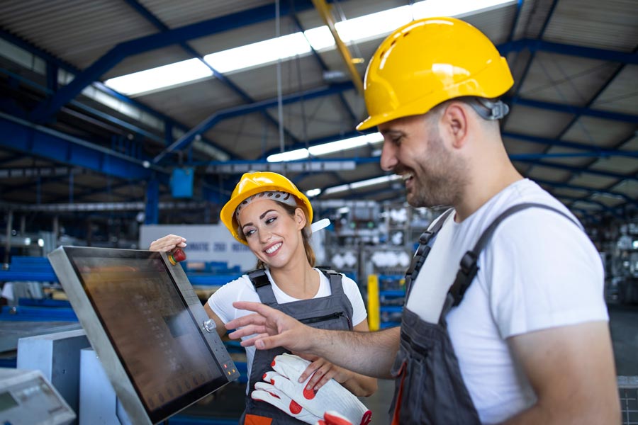 factory-worker-explaining-trainee-900px
